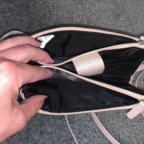 NWOT Wristlet/ crossbody wallet - Picture 5 of 7